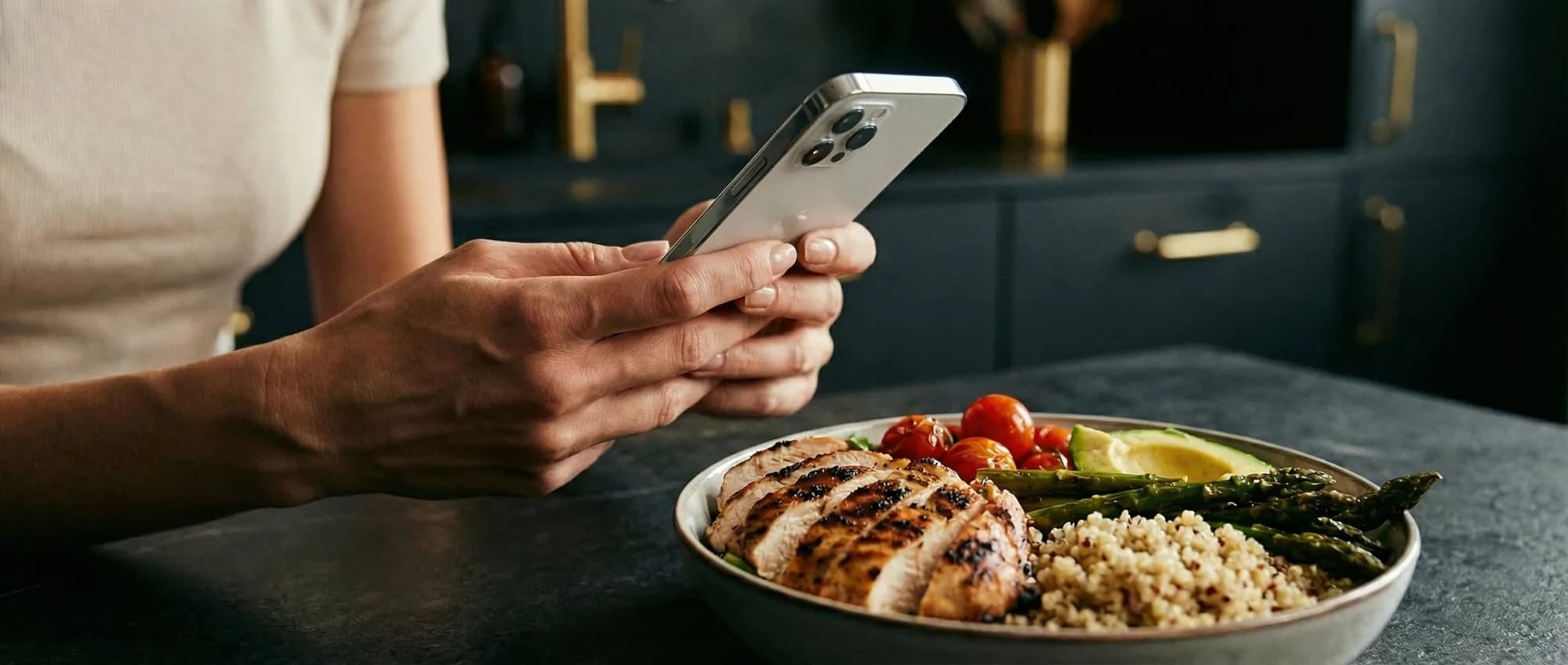 Assiette équilibrée composée de légumes, de protéines et de céréales complètes